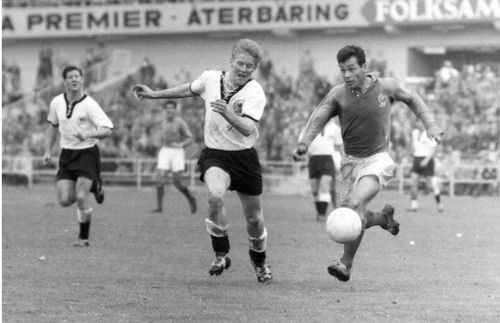 Danh thủ Just Fontaine (bên phải). Ảnh: FIFA