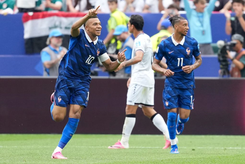 Kylian Mbappe (bên trái) ăn mừng sau khi ghi bàn thắng. Ảnh: THX