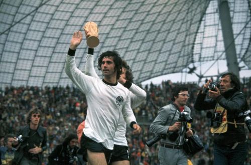 Danh thủ Gerd Müller (phía trước). Ảnh: FIFA