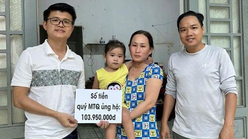 Anh Bành Đại Nhân (bìa trái) trao tiền của nhà hảo tâm hỗ trợ một gia đình ở xã Bình Giã (TPHCM) ẢNH: TRÚC GIANG