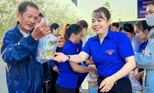 Đoàn Thanh niên xã Dầu Tiếng (TPHCM) phối hợp các đơn vị phục vụ ăn sáng miễn phí cho người dân Ảnh: TÂM TRANG