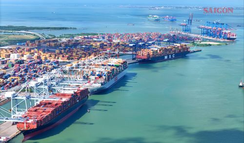  Nhịp đập của cảng biển – sắc màu logistic thắp sáng vùng cửa ngõ kinh tế phía Nam. Ảnh chụp khoảnh khắc 6 con tàu container lớn cập - rời trên luồng Cái Mép 