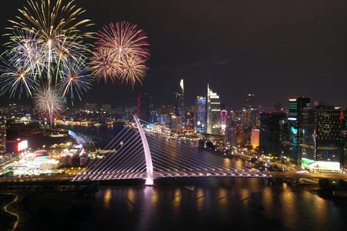 Màn trình diễn pháo hoa tại khu vực đầu đường hầm sông Sài Gòn. Ảnh: DŨNG PHƯƠNG
