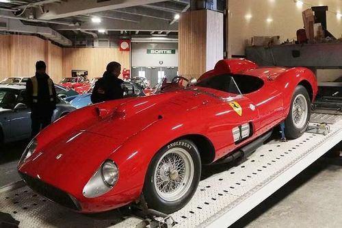 Trong đó, chiếc 335 S Spider Scagllietti được xem là "Ngôi sao sáng" với biệt danh mẫu Ferrari đắt đỏ nhất thế giới khi có giá bán lên tới 36 triệu USD (khoảng 826 tỷ đồng). Đây đồng thời cũng là chiếc xe đắt nhất trong bộ sưu tập của Messi.