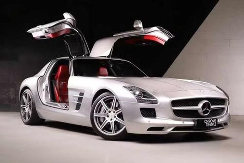 Đối với Lionel Messi, mẫu "Mẹc" được anh lựa chọn là Mercedes-Benz SLS AMG, thay vì SUV G63 AMG như nhiều đồng nghiệp khác. Tất nhiên, để sở hữu "Cánh chim" của thương hiệu Ngôi sao ba cánh, nam cầu thủ 34 tuổi cũng phải chi ra số tiền không dưới 518.000 USD (khoảng 12 tỷ đồng).