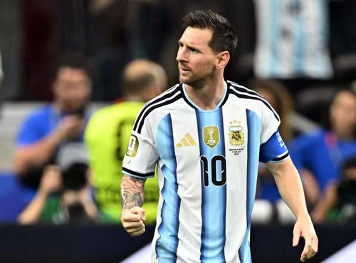 Lionel Messi lập kỷ lục với các bàn thắng thứ 17 và 18 trong trận Argentina thắng Áo 2-0.
