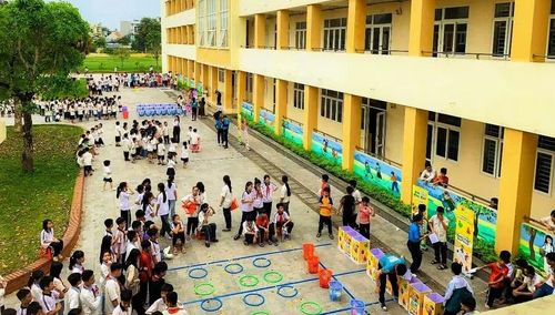 Học sinh Trường TH,THCS và THPT Hồng Đức.