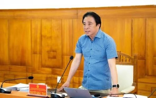 Chủ tịch UBND TP Huế Nguyễn Khắc Toàn phát biểu chỉ đạo tại cuộc họp.