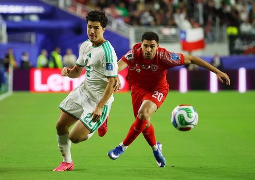 Sự chững chạc của Maza (áo trắng) là điểm sáng lớn trong lối chơi của Algeria.