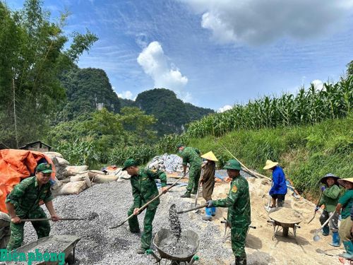 Thực hiện phong trào thi đua “Cả nước chung tay xóa nhà tạm, nhà dột nát”, cán bộ, chiến sĩ Đồn Biên phòng Thị Hoa, Bộ đội Biên phòng tỉnh Cao Bằng giúp người dân trên địa bàn sửa chữa, xây dựng nhà ở kiên cố. Ảnh: Đơn vị cung cấp