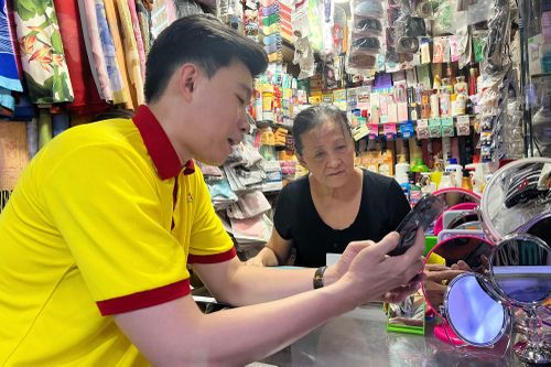 Dù trước đó đã được cán bộ đến tận nơi "cầm tay chỉ việc" kê khai thuế nhưng không ít tiểu thương vẫn còn gặp nhiều khó khăn, lúng túng (ảnh: UP)