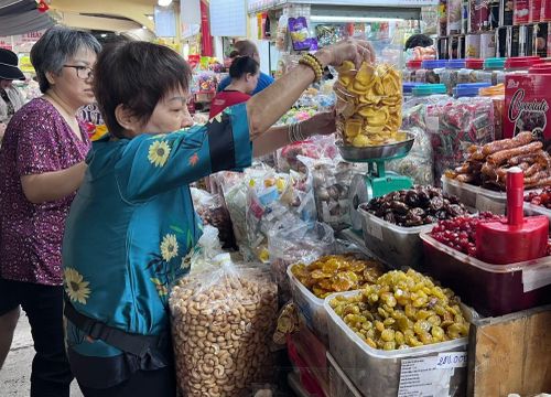 Tiểu thương ở chợ đa phần là người lớn tuổi, vẫn chưa quen với việc kê khai thuế, bán hàng xuất hóa đơn điện tử (ảnh: UP)