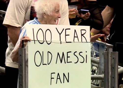 CĐV 100 tuổi đặc biệt của Messi.