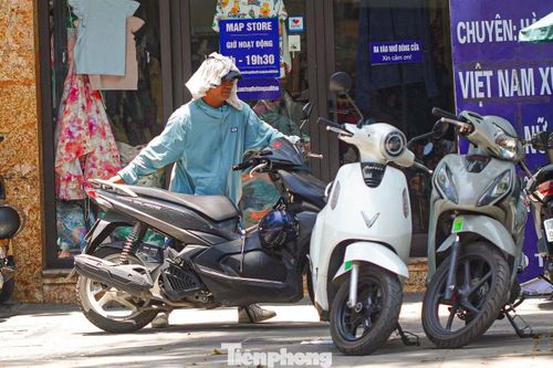 Người đàn ông đội khăn ướt để giải nhiệt khi làm việc ngoài trời.