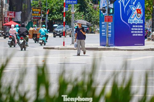 Người đi đường cảm nhận rõ hơi nóng phả lên từ mặt đường và các khối bê tông.