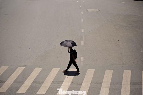 Người đi bộ ra đường đều trang bị ô dù để tránh nắng.