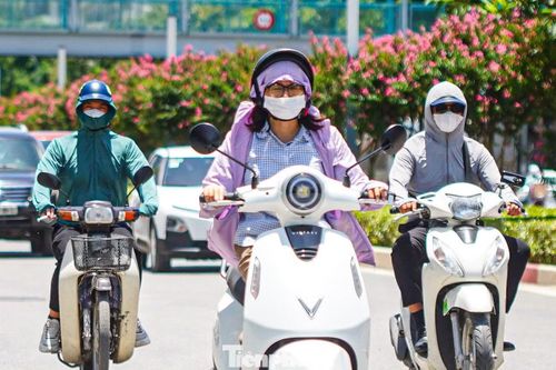 Người điều khiển xe máy ra đường đều trùm kín mít toàn thân bằng áo dài tay, áo chống nắng.