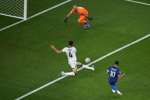  Mbappe tung cú dứt điểm ghi bàn thứ hai của anh vào lưới Iraq. 