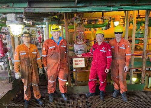 Giàn trưởng Lê Huy Tâm (thứ hai từ phải sang) và CBCNV tại giếng đầu tiên trên giàn MSP-1, nơi khai thác tấn dầu thô đầu tiên 26/06/1986.