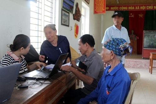 Người cao tuổi cần được quan tâm để hạn chế bị sập bẫy lừa đảo