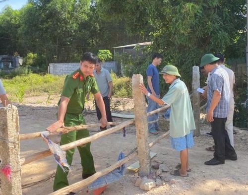 Gia đình ông Q. tự giác tháo dỡ và cam kết không tái phạm.