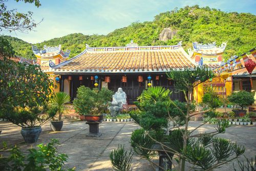 Chùa Hải Tạng được xây dựng cách đây gần 300 năm, mang phong cách kiến trúc độc đáo. Ảnh: Tiêu Dao
