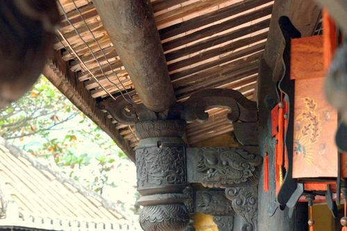 Nhiều bức hoành phi, câu đối, các kèo gỗ được chạm trổ hoa văn tinh xảo làm tăng vẻ uy nghi, huyền ảo, cổ xưa. Ảnh: Tiêu Dao