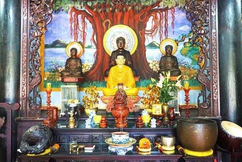 Chính điện ngôi chùa mang vẻ đẹp trang nghiêm, cổ kính với nhiều cột gỗ lim cao lớn. Ảnh: Tiêu Dao