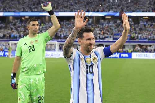 Khán giả xem Messi với tâm trạng đầy cảm xúc. Ảnh: AFA