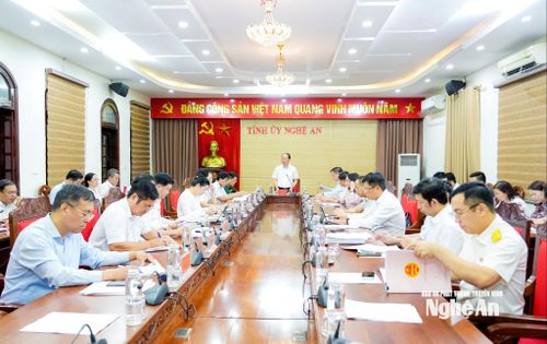 Đồng chí Bùi Thanh An - Phó Chủ tịch Thường trực UBND tỉnh điều hành thảo luận Tổ 1. Ảnh: Phạm Bằng