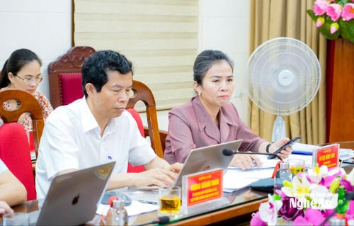Đồng chí Võ Thị Minh Sinh - Phó Bí thư Tỉnh ủy, Chủ tịch Ủy ban MTTQ Việt Nam tỉnh tham dự thảo luận tại Tổ 4. Ảnh: Phạm Bằng