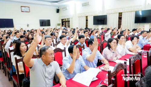 Các đại biểu biểu quyết thông qua chương trình hội nghị. Ảnh: Phạm Bằng