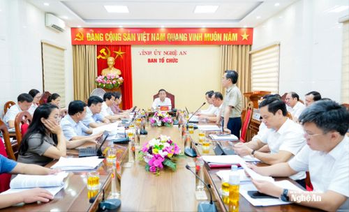 Tổ 4 do đồng chí Nguyễn Văn Đệ - Phó Chủ tịch UBND tỉnh điều hành thảo luận. Ảnh: Phạm Bằng