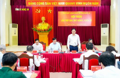 Đồng chí Hoàng Nghĩa Hiếu - Phó Bí thư Thường trực Tỉnh ủy, Chủ tịch HĐND tỉnh phát biểu tại hội nghị. Ảnh: Phạm Bằng