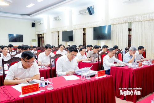 Đồng chí Hoàng Nghĩa Hiếu - Phó Bí thư Thường trực Tỉnh ủy, Chủ tịch HĐND tỉnh tham dự thảo luận tại Tổ 2. Ảnh: Phạm Bằng