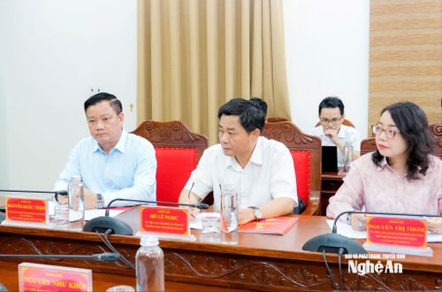 Bí thư Tỉnh ủy, Trưởng Đoàn ĐBQH tỉnh Nguyễn Khắc Thận tham dự thảo luận tại Tổ 1. Ảnh: Phạm Bằng