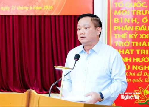 Đồng chí Nguyễn Khắc Thận - Bí thư Tỉnh ủy, Trưởng Đoàn ĐBQH tỉnh phát biểu khai mạc hội nghị. Ảnh: Phạm Bằng