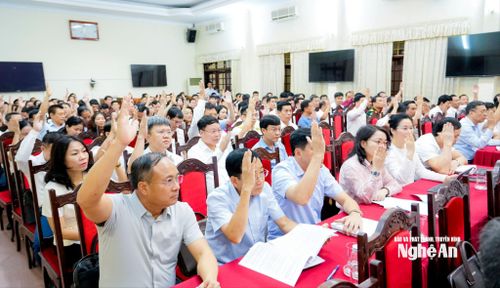 Các đại biểu biểu quyết thông qua dự thảo Nghị quyết Hội nghị lần thứ sáu Ban Chấp hành Đảng bộ tỉnh khóa XX, nhiệm kỳ 2025 - 2030. Ảnh: Phạm Bằng