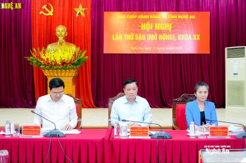 Các đồng chí Thường trực Tỉnh ủy chủ trì hội nghị. Ảnh: Phạm Bằng