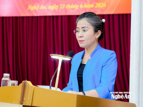 Đồng chí Võ Thị Minh Sinh - Phó Bí thư Tỉnh ủy, Chủ tịch Ủy ban MTTQ Việt Nam tỉnh trình bày báo cáo tổng hợp ý kiến thảo luận của các đại biểu. Ảnh: Phạm Bằng