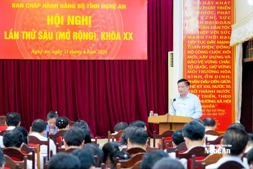 Đồng chí Nguyễn Khắc Thận - Bí thư Tỉnh ủy, Trưởng đoàn ĐBQH tỉnh phát biểu kết luận và bế mạc hội nghị. Ảnh: Phạm Bằng