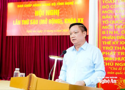 Đồng chí Nguyễn Khắc Thận - Bí thư Tỉnh ủy, Trưởng đoàn ĐBQH tỉnh phát biểu kết luận và bế mạc hội nghị. Ảnh: Phạm Bằng