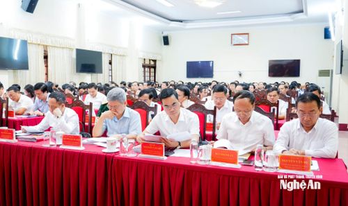 Các đồng chí đại diện các ban Đảng Trung ương phụ trách tỉnh Nghệ An và Ủy viên Ban Thường vụ Tỉnh ủy dự hội nghị. Ảnh: Phạm Bằng