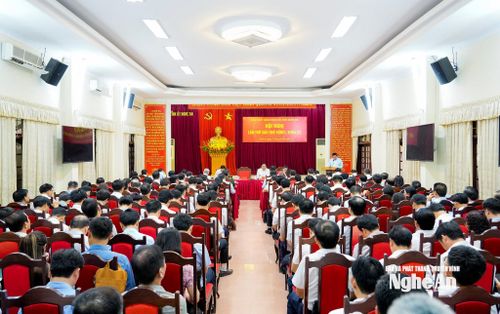 Hội nghị Ban Chấp hành Đảng bộ tỉnh lần thứ 6 mở rộng. Ảnh: Phạm Bằng