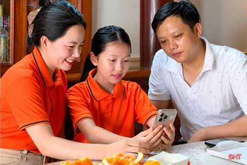 Gia đình chị Phan Thị Thủy đồng hành cùng con trong học tập trên môi trường số.