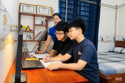 Chị Trần Thị Ngọc Tú đồng hành cùng các con trong học tập và sử dụng internet an toàn.