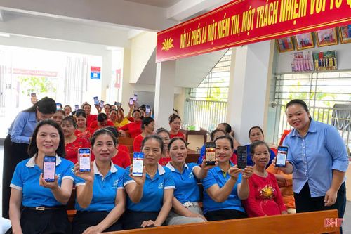 Hội viên phụ nữ thực hành sử dụng ứng dụng số trên điện thoại thông minh.