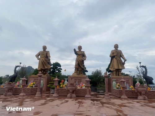 Tượng 3 vị anh hùng dân tộc (từ trái sang phải): Vua Lê Đại Hành, Đức Vương Ngô Quyền, Quốc Công Tiết chế Hưng Đạo Vương Trần Quốc Tuấn tại Quảng trường chiến thắng. (Ảnh: Vietnam+)