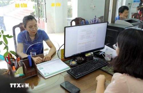 Người dân đến làm thủ tục hành chính tại Trung tâm phục vụ hành chính công phường Vĩnh Phúc, tỉnh Phú Thọ. (Ảnh: Hoàng Hùng/TTXVN)