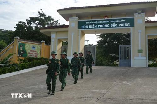 Cán bộ, chiến sỹ Đồn Biên phòng Đắc Pring bước vào chuyến tuần tra dài ngày. (Ảnh: Anh Dũng/TTXVN)